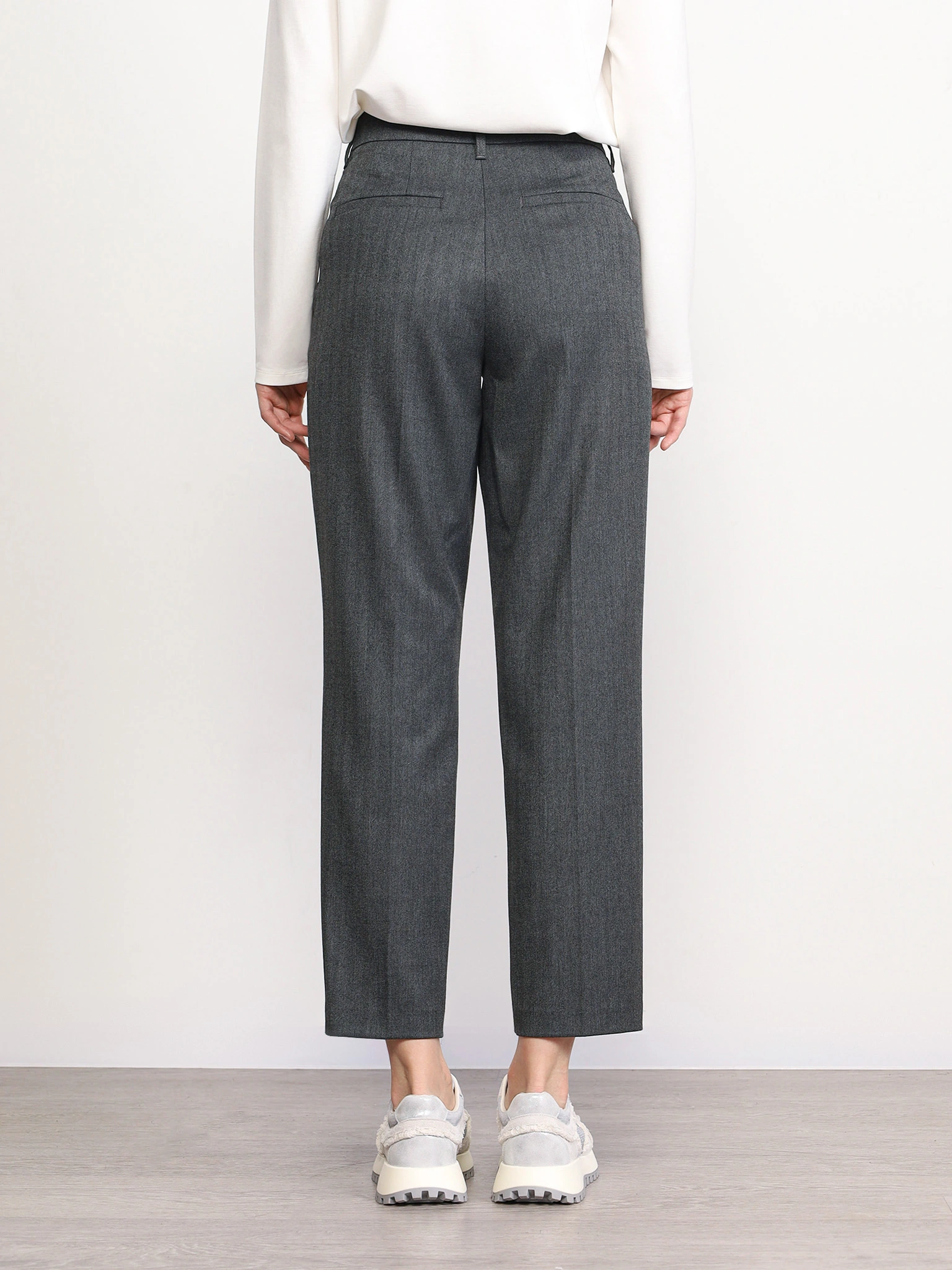 Брюки серого цвета прямого кроя